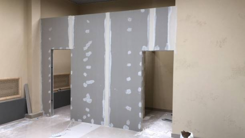 Parede de Drywall com Porta de Correr Valor Setor Negrinho Carrilho - Parede de Drywall Externa